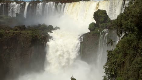 flujo masivo de agua en cascada en las cataratas del iguazú, en el parque nacional de iguazú, frontera brasil argentina