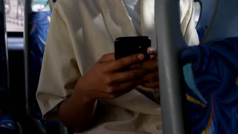 viajera que usa un teléfono móvil mientras viaja en el autobús 4k