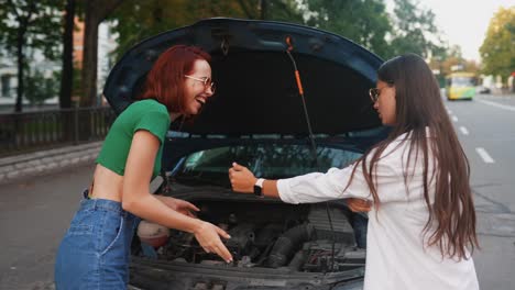 mujeres ayudando con un coche averiado