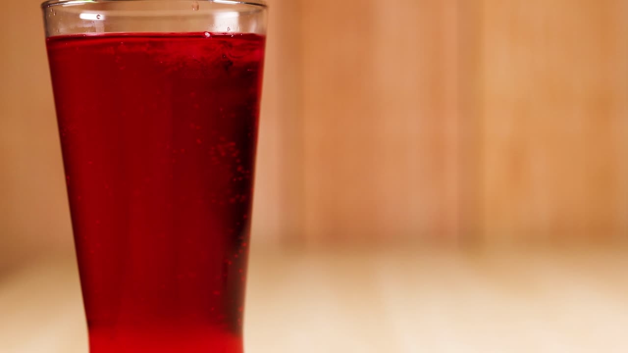 초록색 이 빨간색 음료를 는다