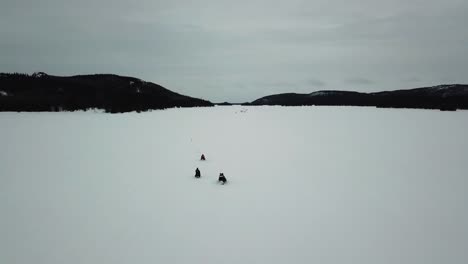 disparo de drones sobre motos de nieve y pistas en un mitin en chibougamau, quebec