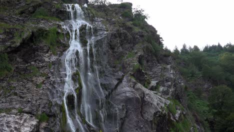 La-Cascada-Powerscourt-Es-La-Más-Alta-De-Irlanda-Con-398-Pies