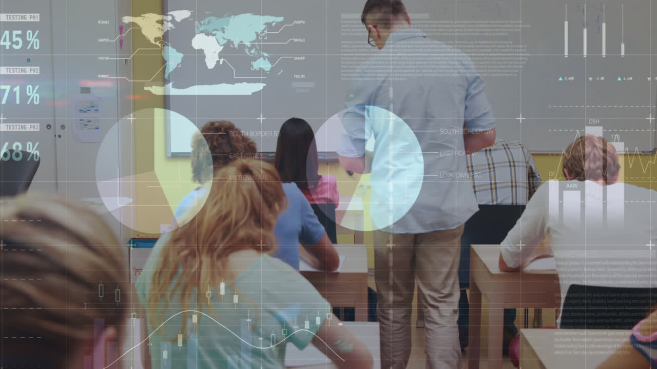 procesamiento de datos estadísticos contra el maestro caucásico que enseña a los estudiantes en una clase en la universidad