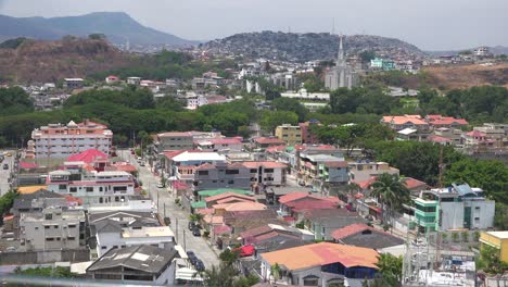 モルモン教会の前景とスラム街のあるエクアドルのグアヤキル市の確立ショット 1