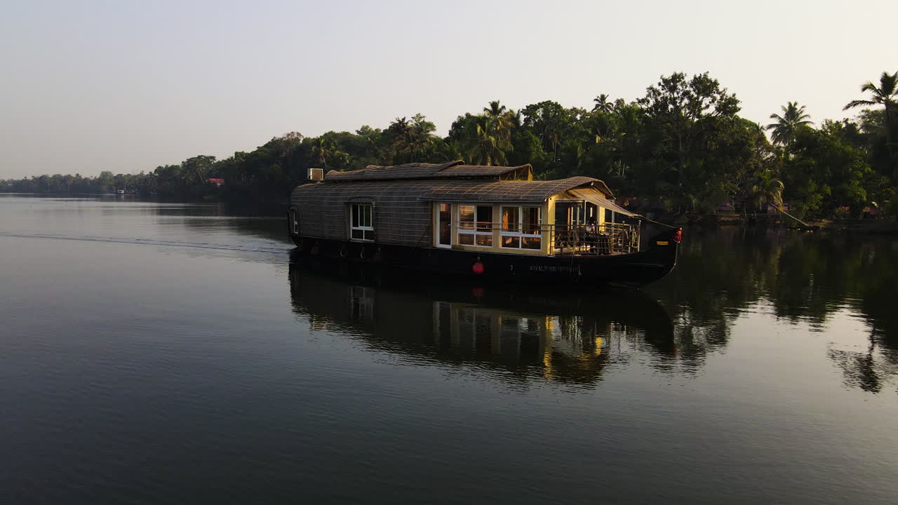 vista tranquila de una casa flotante de lujo navegando en el lago tropical de kerala en alleppey, india