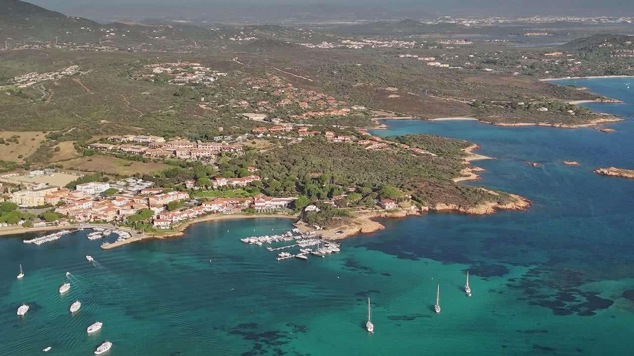 Vistas de una zona costera en Cerdeña con barcos y agua cristalina