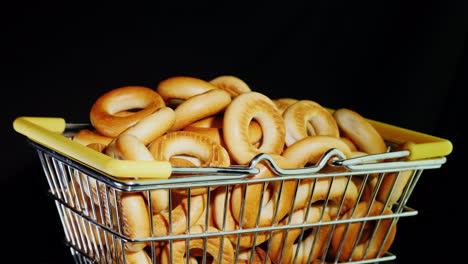 Kleine-Bagels-In-Einem-Einkaufswagen-In-Miniatur-4k-Video