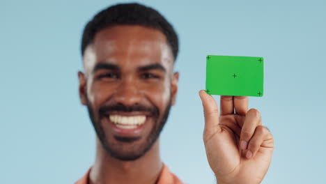hombre, tarjeta de crédito y feliz con pantalla verde