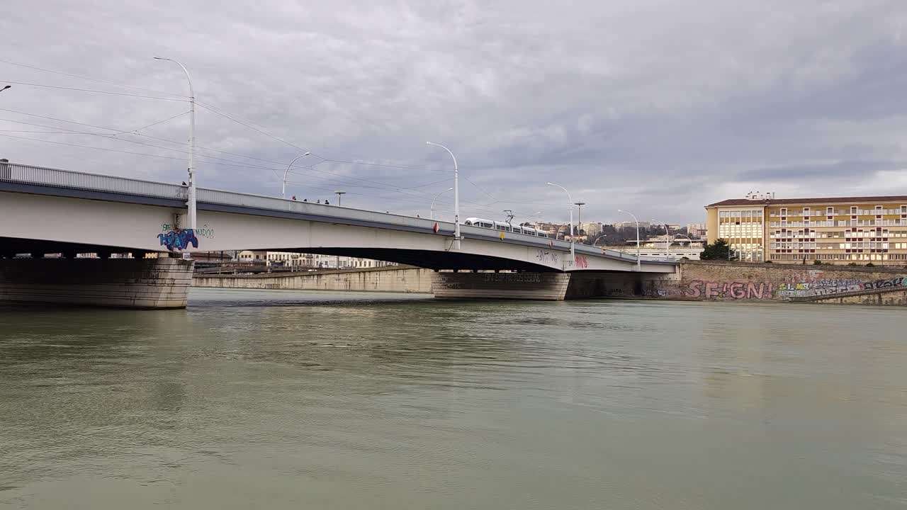 라이온 다리를 가로지르는 트램은 흐르는 강을 가로지르며 프랑스의 심장을 가로질러 경치 좋은 여행을 제공합니다.