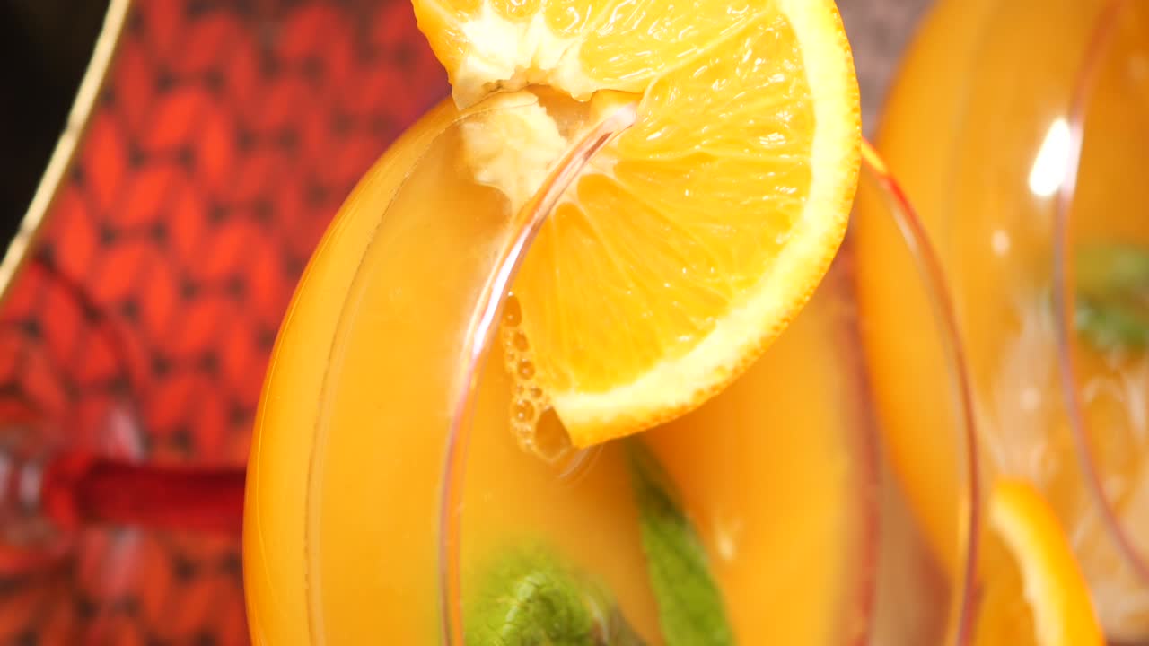 Cocktail d'arancia con menta