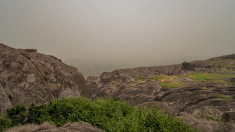 Un-Lapso-De-Tiempo-De-Acercamiento-De-La-Niebla-Sobre-Una-Gran-Montaña-De-Granito-En-El-Este-De-África