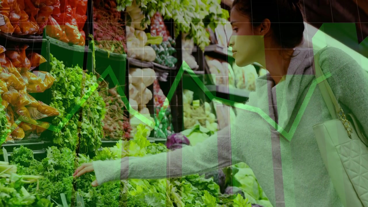 市場で野菜の鮮度を確認するために触れる女性客、グリッドのジグザグオーバーレイが上昇する。