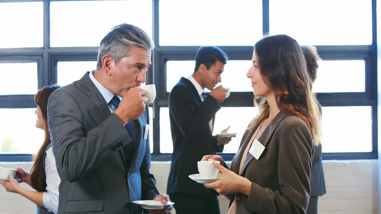 비즈니스 팀이 대화하고 커피를 즐기고 있습니다.