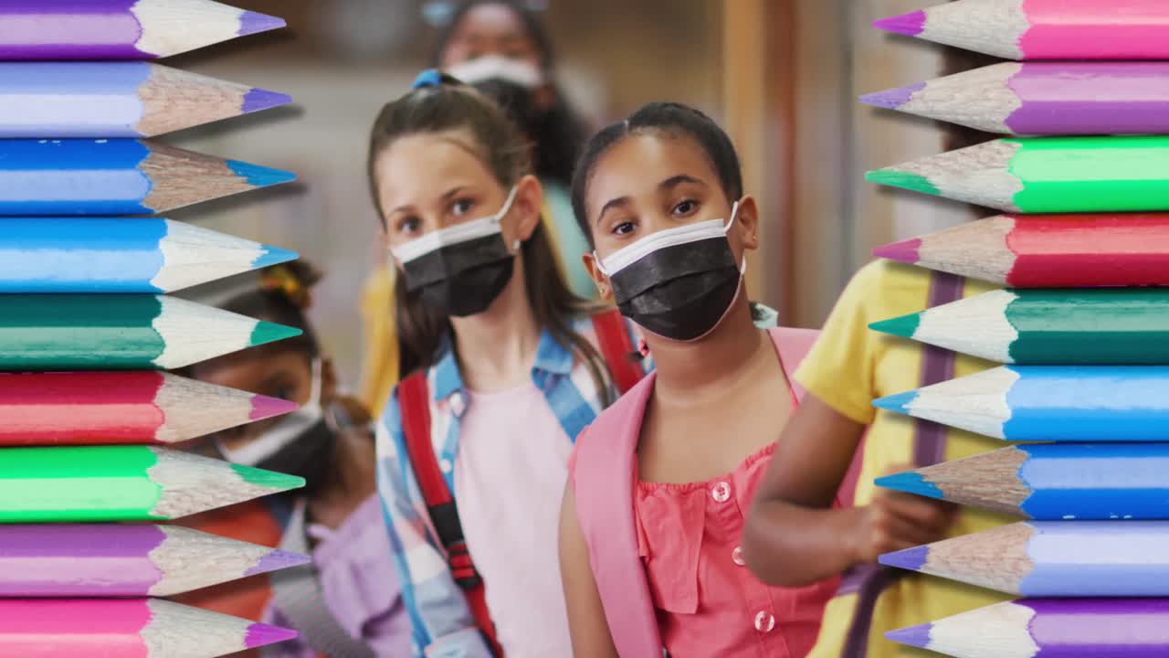 varios lápices de colores contra un grupo de niños diversos que llevan máscaras faciales de pie en una cola