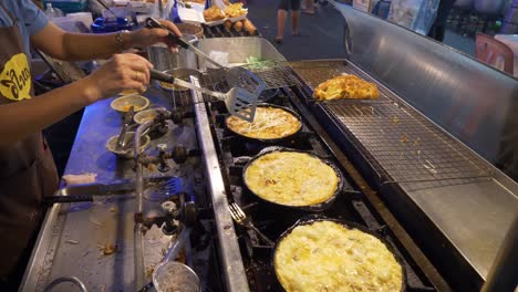 Tortilla-De-Pastel-De-Ostras-Frita-En-El-Mercado-Nocturno-De-Tailandia,-Restaurante-De-Comida-Callejera