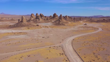 hermosa antena sobre las formaciones rocosas de los pináculos de trona en el desierto de mojave cerca del valle de la muerte 4