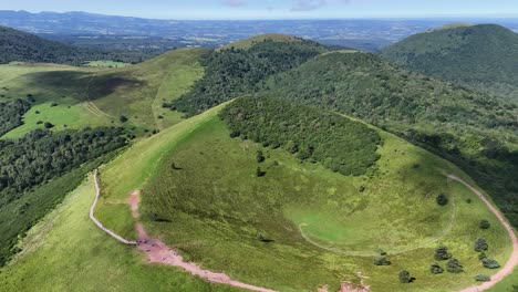 Drohnenaufnahmen-Des-Vulkankraters-Puy-De-Periou-In-Der-Auvergne