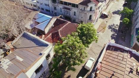 Drones-Aéreos-Sobrevuelan-Las-Calles-Del-Barrio-Colonial-Latinoamericano-En-Santiago-De-Chile,-Barrio-Concha-Y-Toro