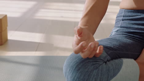 Attraktive-Yoga-Frau-Praktiziert-Lotus-Pose-Meditation-Und-Genießt-Einen-Gesunden-Spirituellen-Lebensstil,-Trainiert-Achtsamkeitsübungen-Im-Studio-Bei-Sonnenaufgang