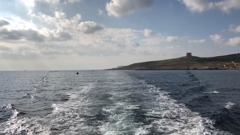 navegando en el mar mediterráneo de malta durante las vacaciones de verano