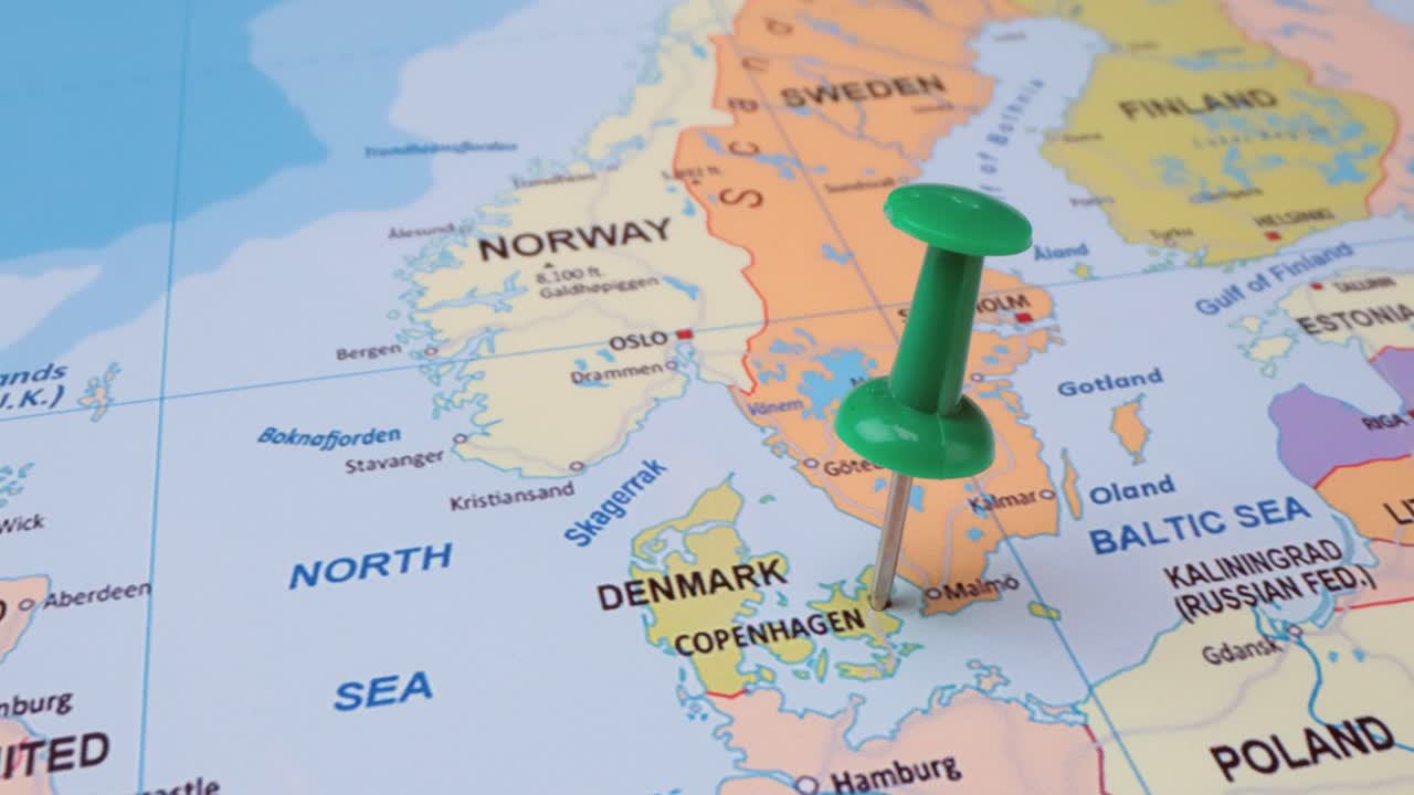 덴마크 - 세계 지도에 초록색 푸시핀으로 여행 개념. 지도에 있는 위치 지점은 덴마크의 수도 코펜하겐을 가리킨다.