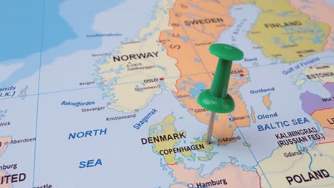 Dinamarca---Concepto-De-Viaje-Con-Chincheta-Verde-En-El-Mapa-Mundial.-El-Punto-De-Ubicación-En-El-Mapa-Apunta-A-Copenhague,-La-Capital-De-Dinamarca.