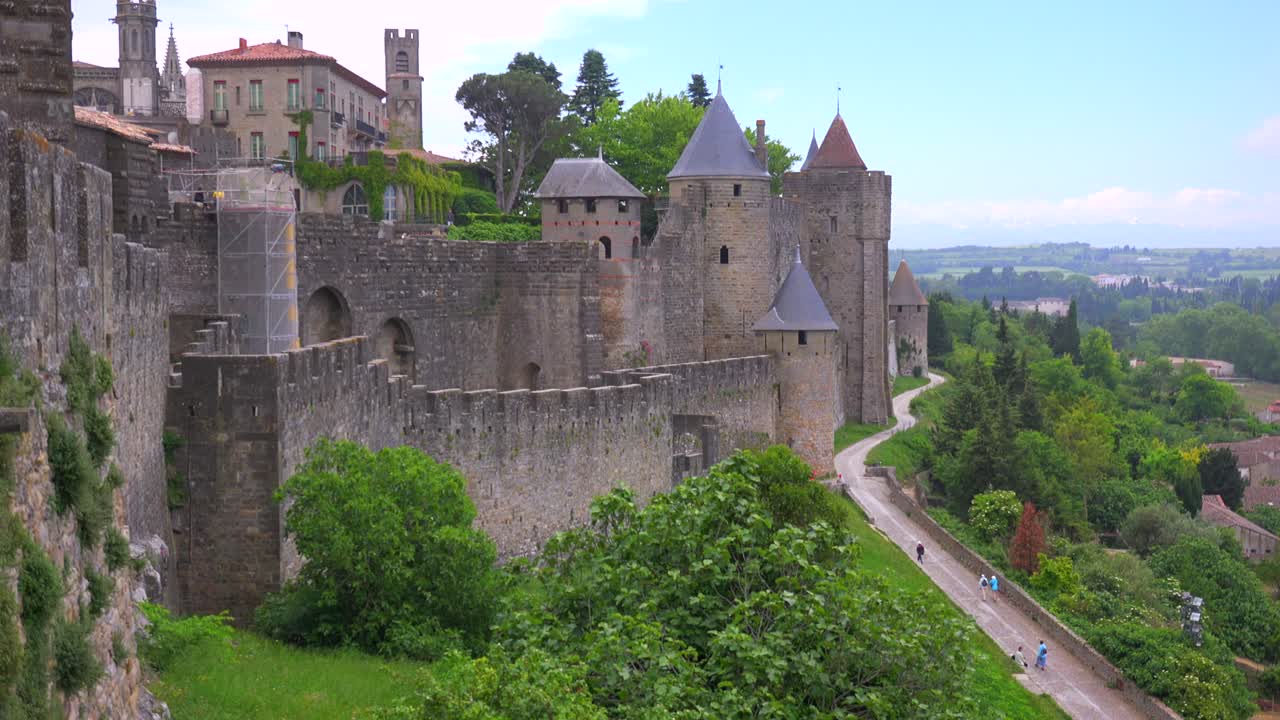una vista desde las murallas de la hermosa fortaleza del castillo en carcassonne, francia