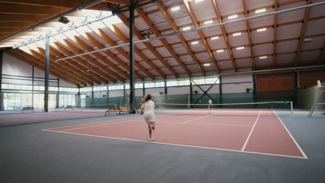 partido de tenis en interiores