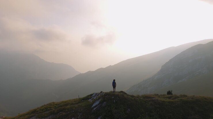 Giovane uomo in piedi sulle pittoresche montagne delle Alpi italiane sul panoramico Monte Baldo vicino al Lago di Garda, Verona.