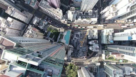 Rascacielos-Del-Centro-De-La-Ciudad-De-Hong-Kong-Y-Tráfico-Urbano,-Vista-Aérea