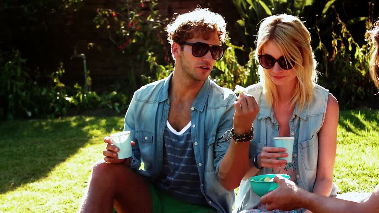 친구 들 이 서로 상호 작용 하는 그룹