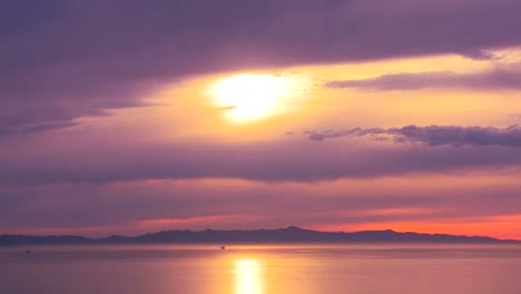 Lapso-De-Tiempo-De-La-Atardecer-Mientras-Las-Nubes-Se-Acercan