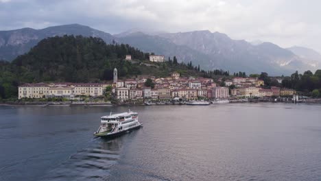 Comer-See-Ponton-Fähre-Ankunft-In-Bellagio-Town,-Antenne