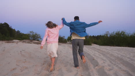 una pareja romántica en la arena.