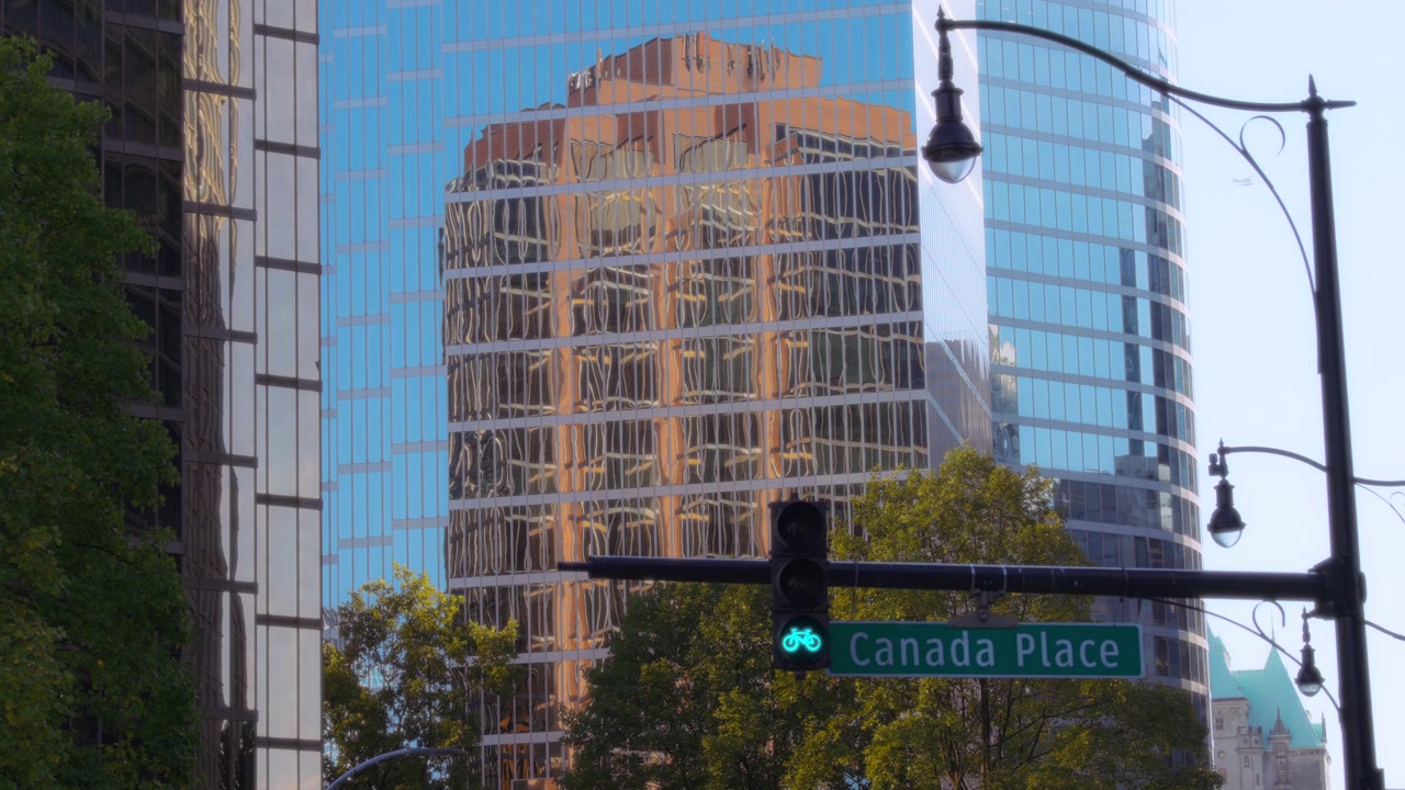 Edificio alto che si riflette in una facciata di vetro
