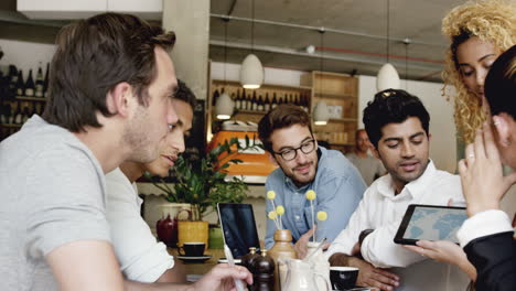 Reunión-Del-Equipo-De-Pequeñas-Empresas-De-Economía-Colaborativa-Global,-Tableta,-Cafetería-Con-Pantalla-Táctil