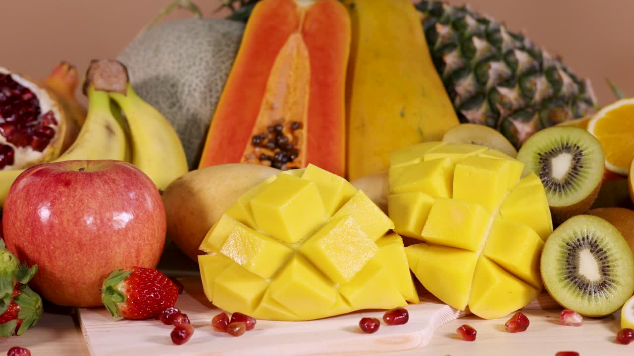 una vibrante variedad de frutas frescas expuestas