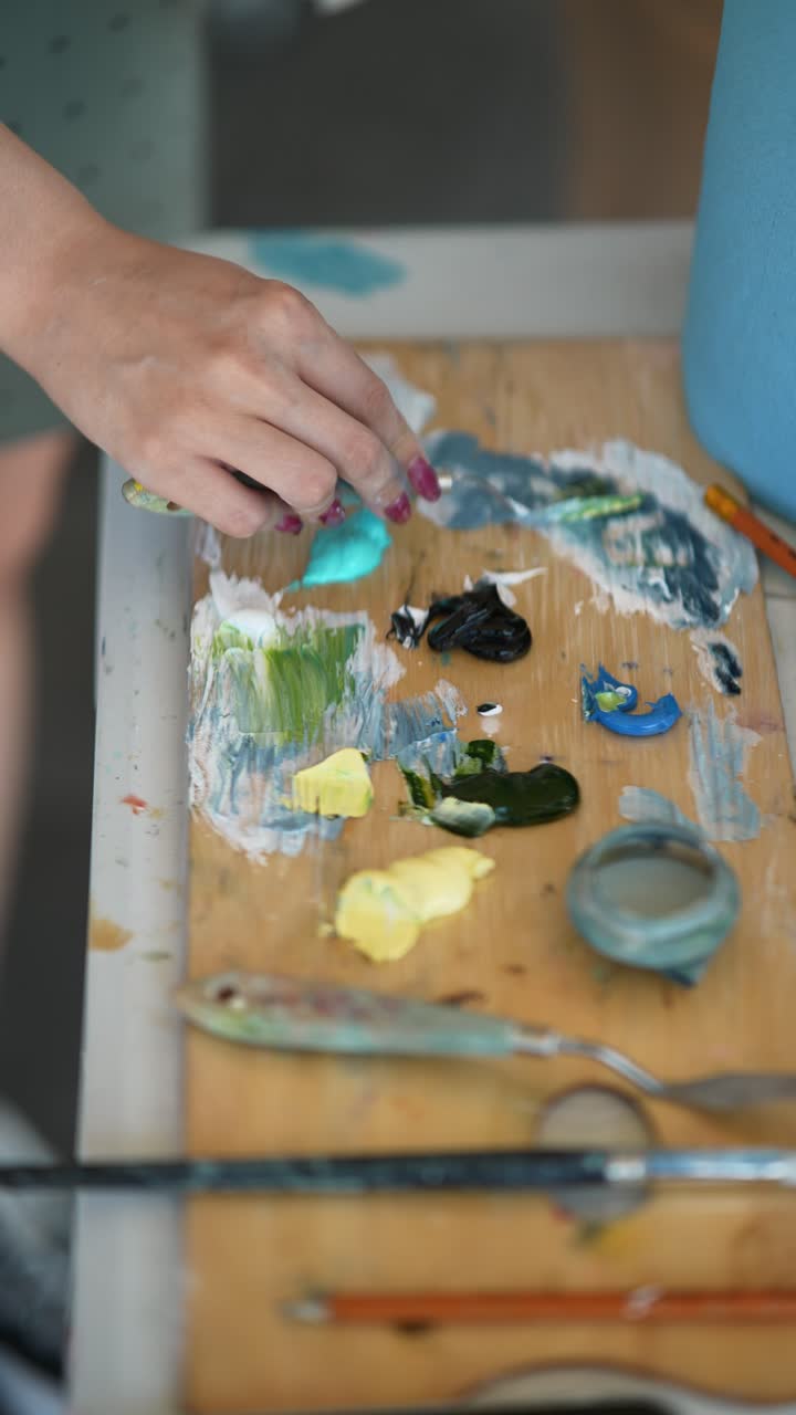 artista mezclando pintura en una paleta