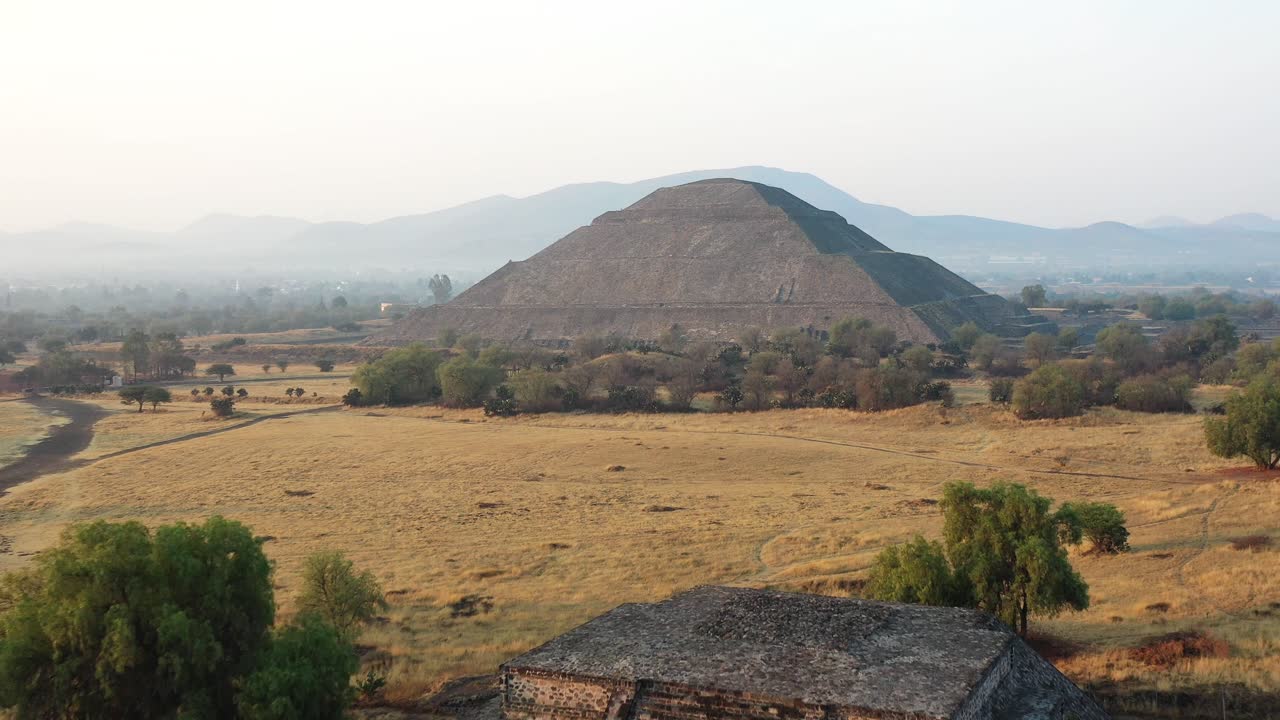 Vista aerea delle piramidi nell'antica città mesoamericana di Teotihuacan, Messico, dall'alto, America Centrale, alba, 4k