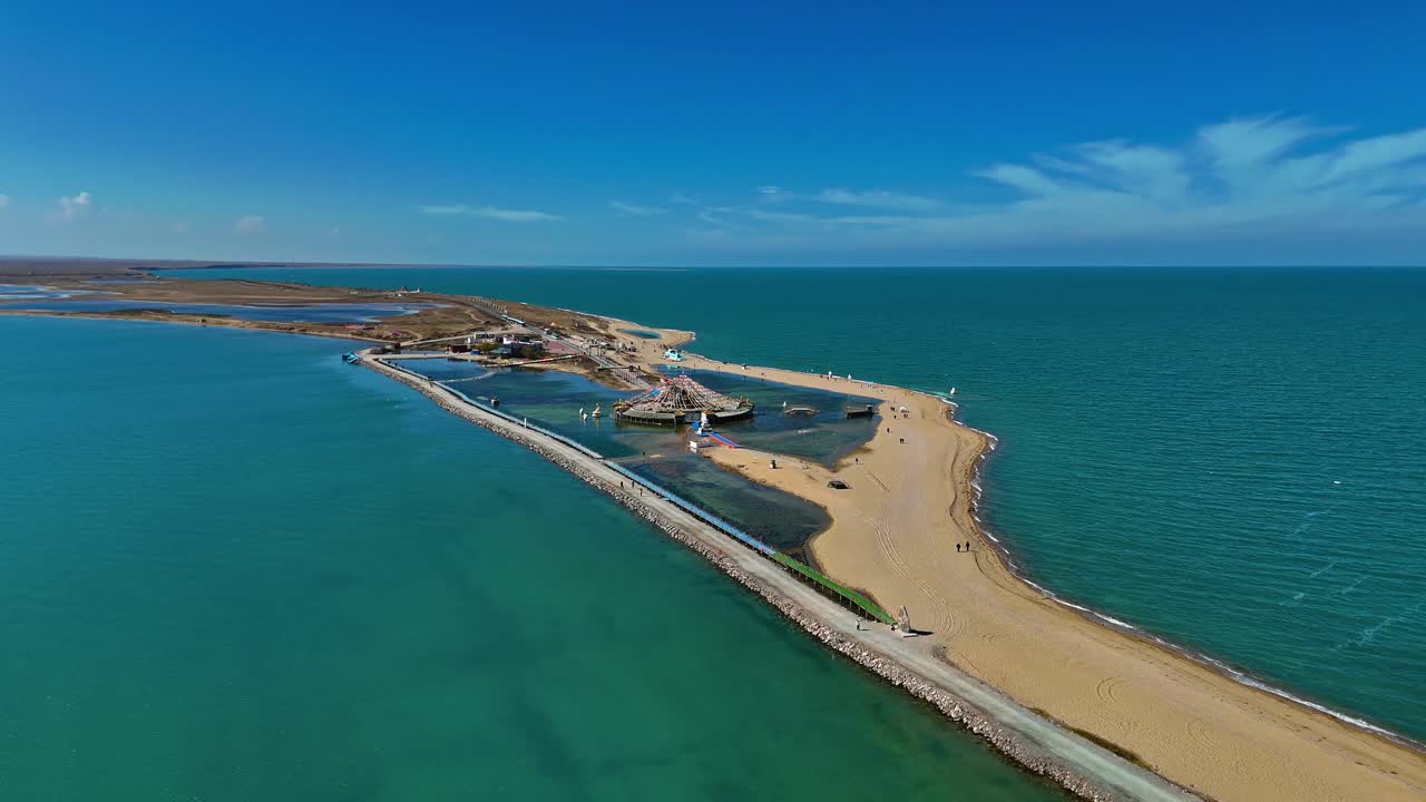 Area panoramica di Erlangjian: il punto di accesso turistico più popolare per il lago Qinghai, Cina. Ripresa aerea rotante
