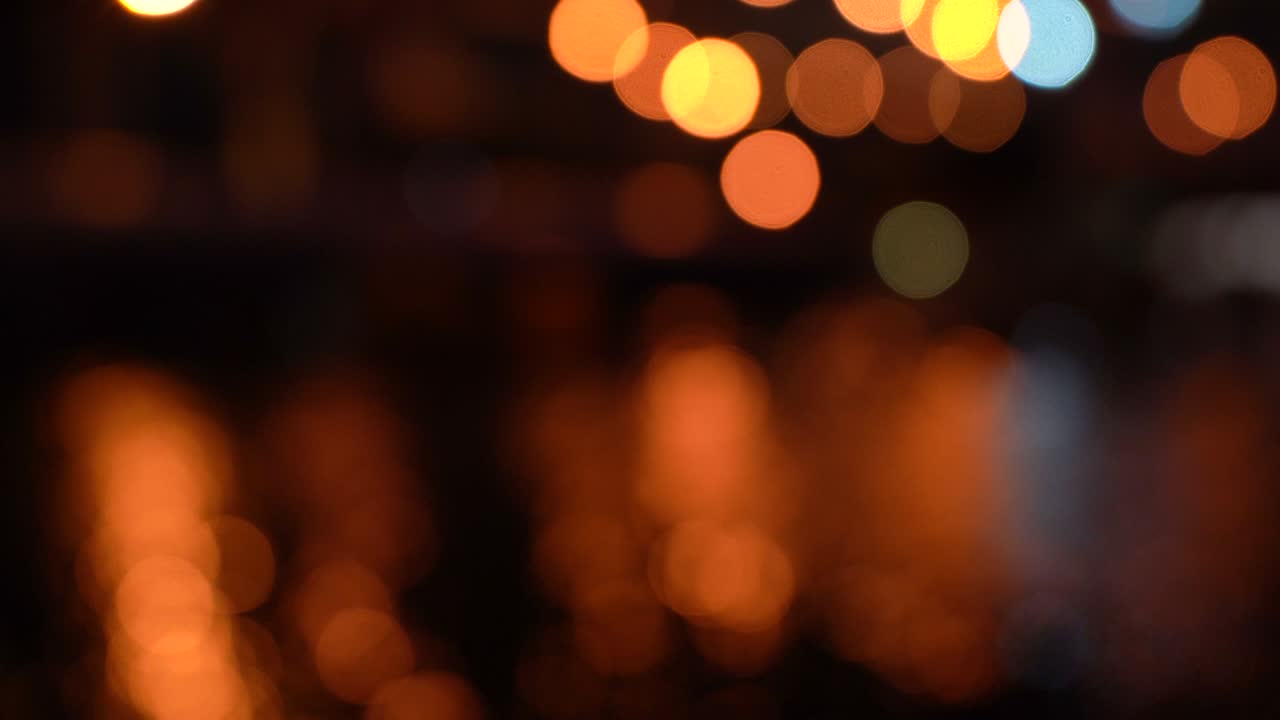 movimiento bokeh de coches y luces de la ciudad sobre el río que fluye