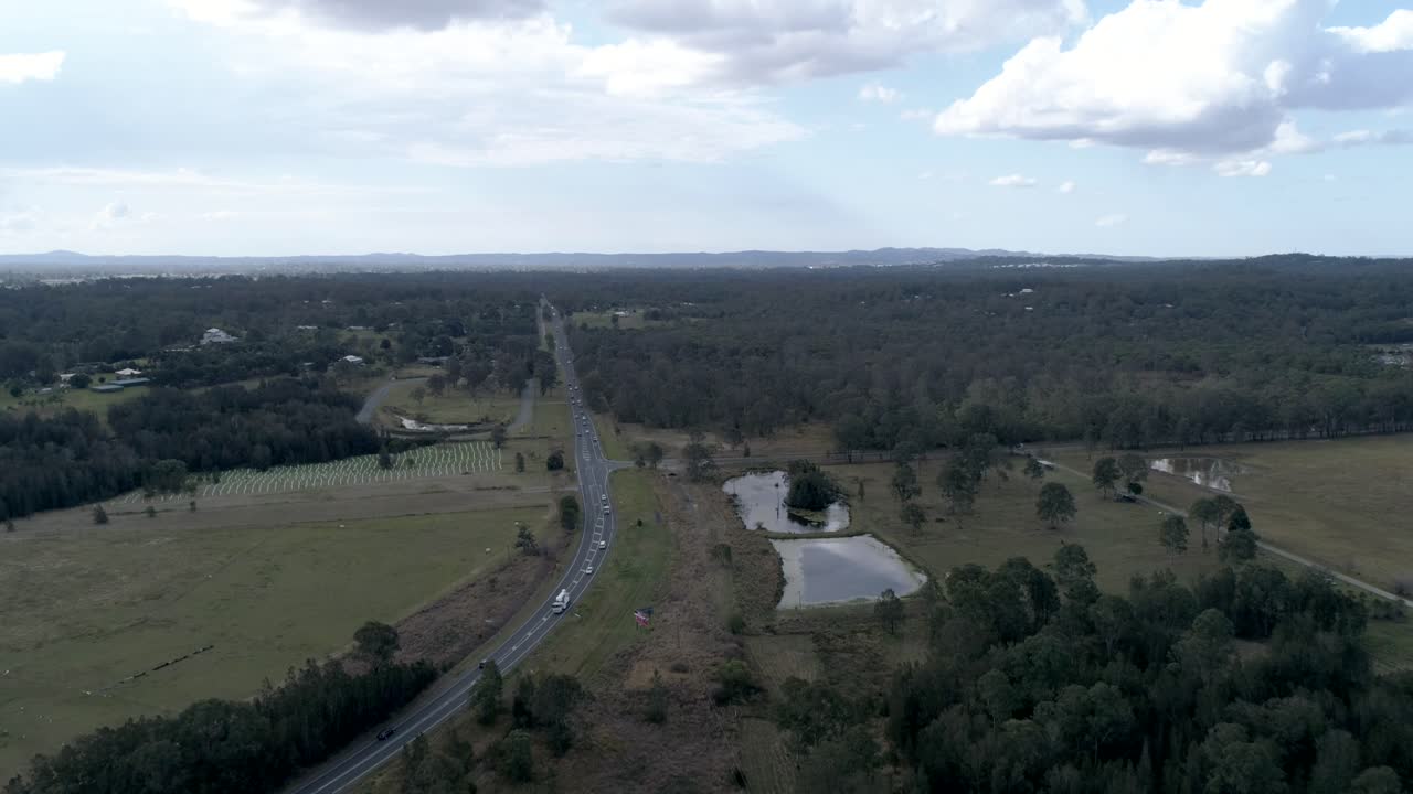 Veduta aerea di un'autostrada nell'outback australiano.