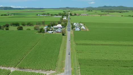 Vehículos-De-Sobrevuelo-Aéreo-Que-Conducen-Por-Una-Carretera-Rural-A-Través-De