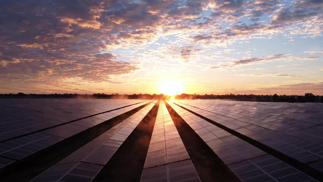 En fantastisk daggry over solpaneler: Fremhæver skønheden ved vedvarende energi, der udnytter naturligt sollys.