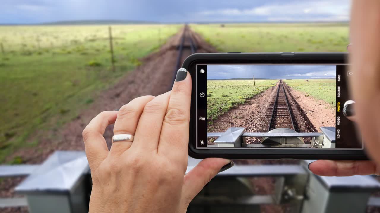 4k looping cinemagraph de una mujer filmando un viaje en tren en un teléfono inteligente