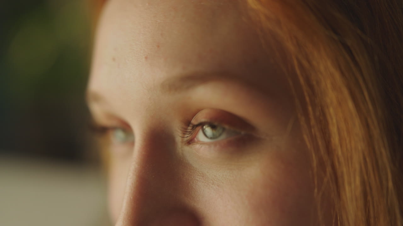 primer plano de una mujer joven sonriendo