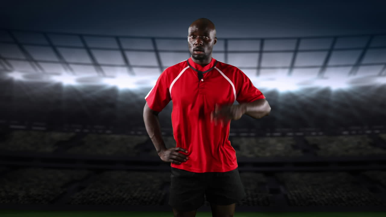 프로 럭비 선수 가 경기장 앞 에 서 있다