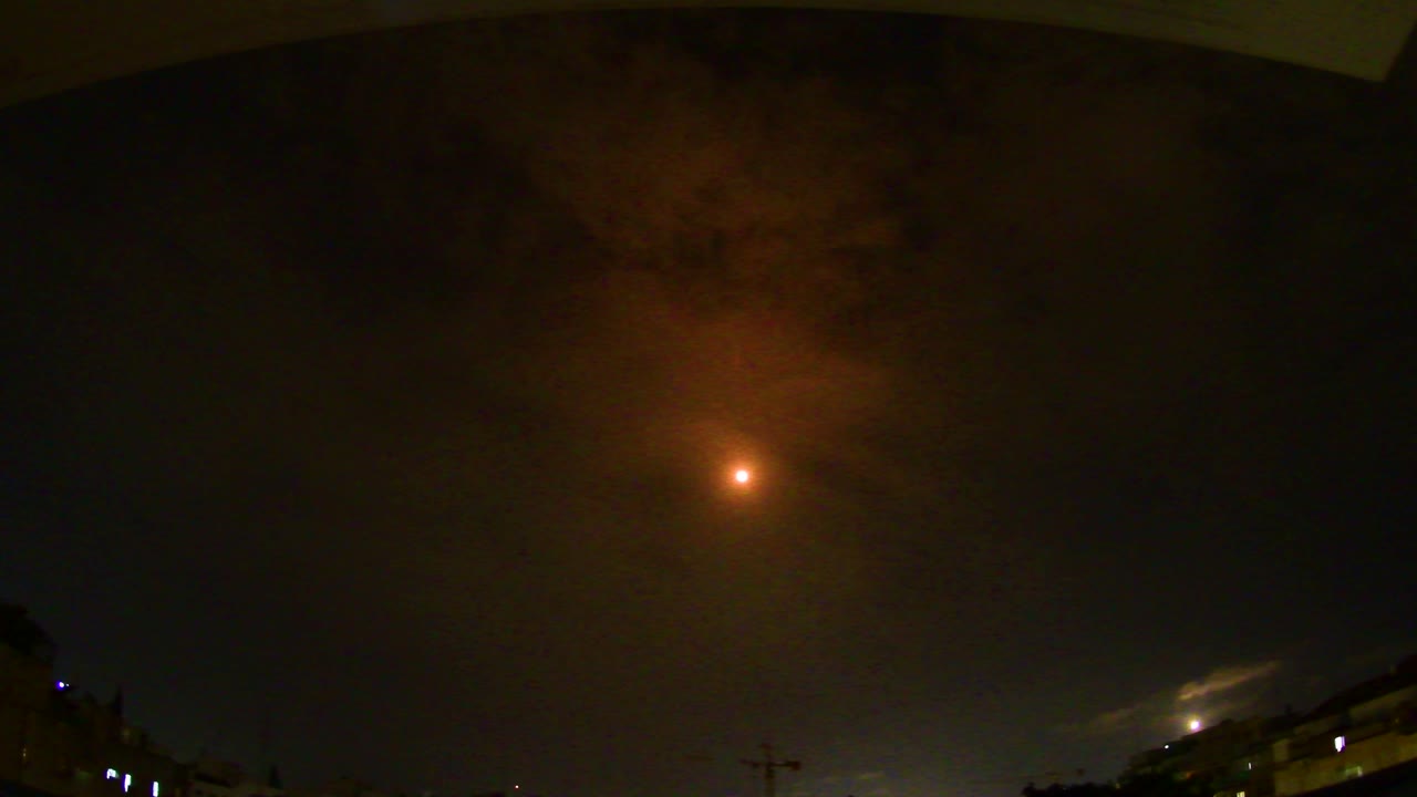 아이언  ⁇  로켓의 고해상도 비디오 하마스 로켓의 차단-남 이스라엘-아슈도드 도시에 대한 야간 공격-이스라엘