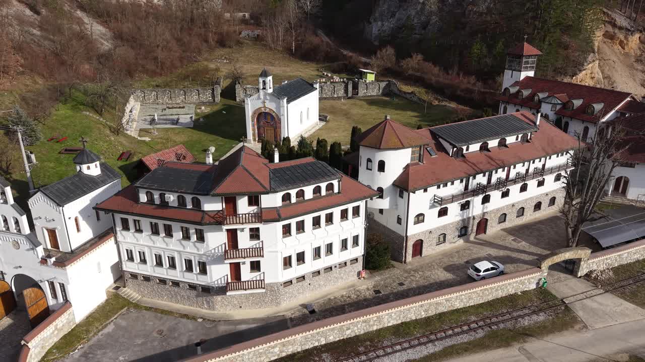 Plano com drone do Mosteiro Ortodoxo Sérvio na Vila de Dobrun, na Bósnia e Herzegovina