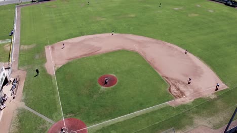 Jugadores-De-Béisbol-Jugando-Un-Juego-En-El-Campo